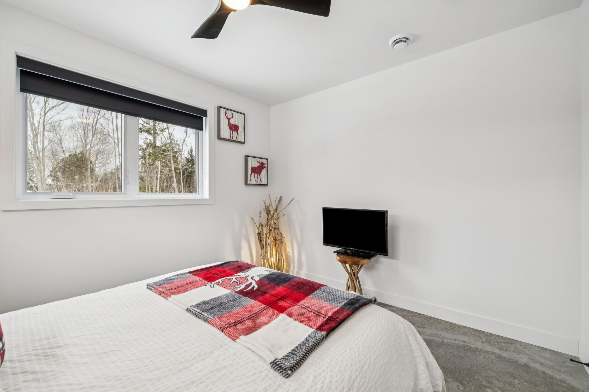 Fer et planche à repasser, lit de bébé portatif, Wi-Fi, literie fournie