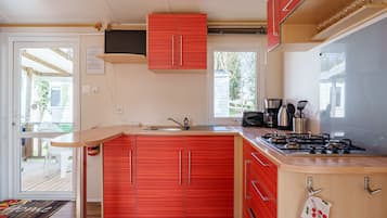 Kühlschrank, Mikrowelle, Herdplatte, Wasserkocher mit Kaffee-/Teezubehör