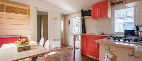 冷蔵庫、電子レンジ、コンロ、コーヒー / ティーメーカー