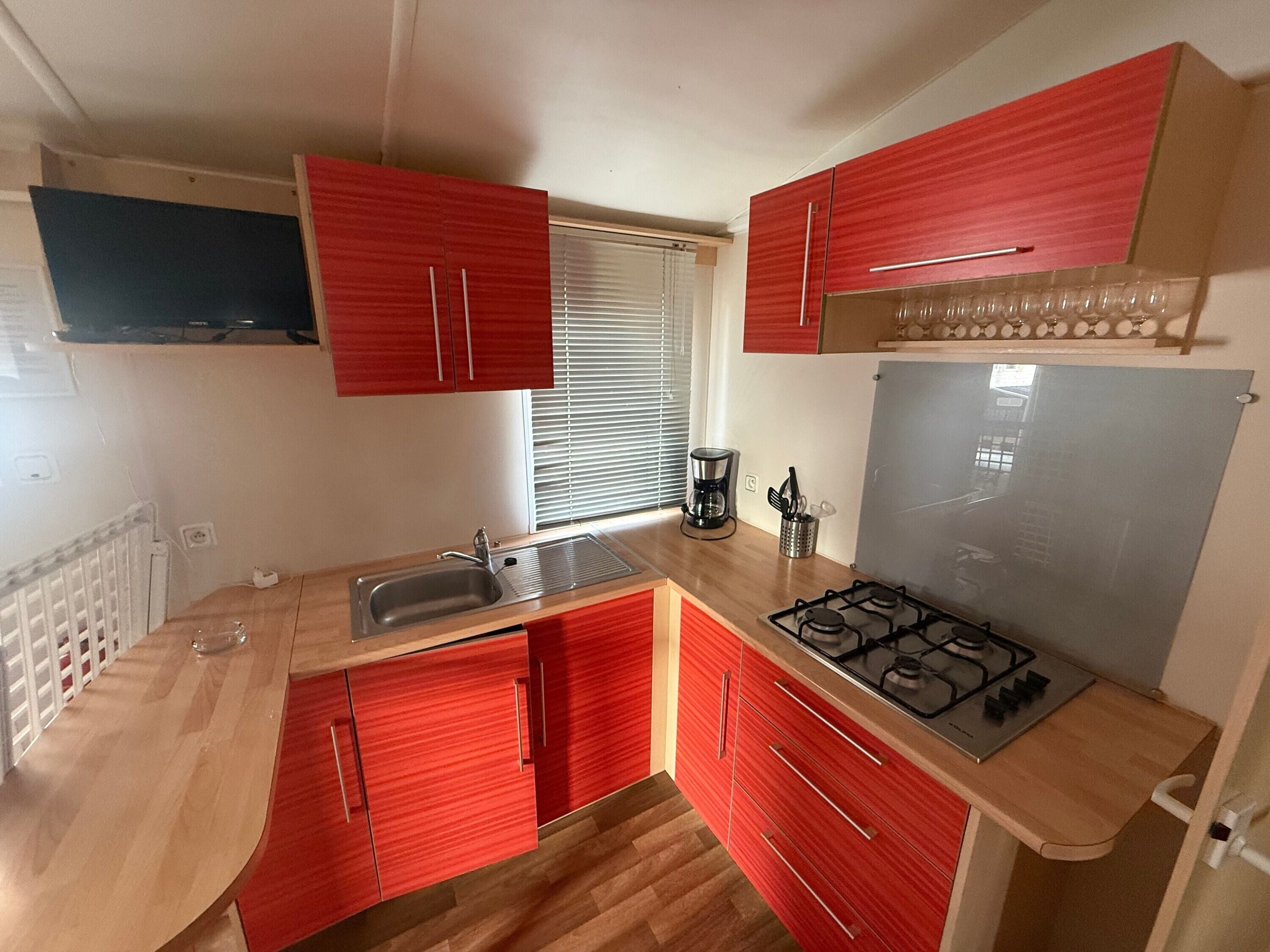 Réfrigérateur, micro-ondes, plaque de cuisson, cafetière/bouilloire