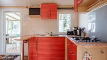 Kjøleskap, mikrobølgeovn, kokeplater og kaffetrakter/tekoker