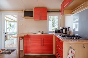 Kühlschrank, Mikrowelle, Herdplatte, Wasserkocher mit Kaffee-/Teezubehör