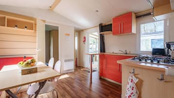 Kühlschrank, Mikrowelle, Herdplatte, Wasserkocher mit Kaffee-/Teezubehör