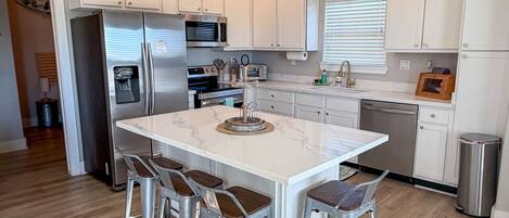 Refrigerador, microondas, horno y parrilla de estufa