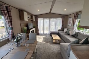 Living area - Oak Village 17 - Grange Leisure Hot Tub (Mablethorpe, Lincs)