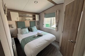 3 bedrooms, WiFi - Oak Village 17 - Grange Leisure Hot Tub (Mablethorpe, Lincs)