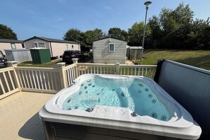 Outdoor spa tub - Oak Village 17 - Grange Leisure Hot Tub (Mablethorpe, Lincs)