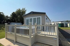 Terrace/patio - Oak Village 17 - Grange Leisure Hot Tub (Mablethorpe, Lincs)