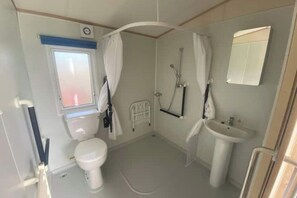 Shower - Oak Village 64 - Grange Leisure - wet room (Mablethorpe, Lincs)