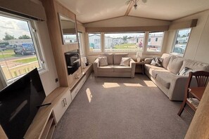 Living area - Oak Village 64 - Grange Leisure - wet room (Mablethorpe, Lincs)