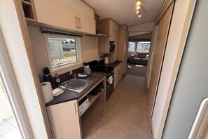 Private kitchen - Oak Village 64 - Grange Leisure - wet room (Mablethorpe, Lincs)