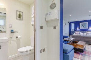 Deluxe Cabin, Lake View | Bathroom - Landal Gwel an Mor (Portreath)