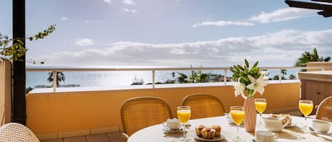 屋外ダイニングエリア