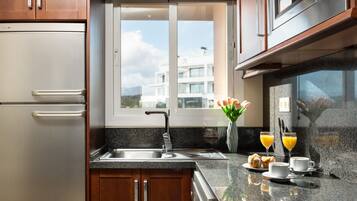Coffee/tea maker, fridge, microwave, oven