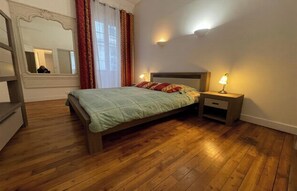 1 bedroom, desk, iron/ironing board, free WiFi - LOCATED ON THE WALKING DISTANCE FROM FAMOUS CAFÉ DE FLORE & LES DEUX MAGOTS (Paris)