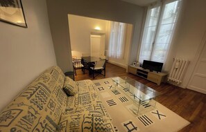 TV - LOCATED ON THE WALKING DISTANCE FROM FAMOUS CAFÉ DE FLORE & LES DEUX MAGOTS (Paris)