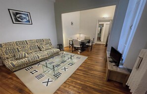 TV - LOCATED ON THE WALKING DISTANCE FROM FAMOUS CAFÉ DE FLORE & LES DEUX MAGOTS (Paris)