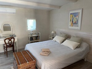 Iron/ironing board, WiFi, bed sheets - Cottage 'La Petite Cadenelle' with Private Pool, Wi-Fi and Air Conditioning (Eygalières)