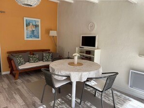Dining - Cottage 'La Petite Cadenelle' with Private Pool, Wi-Fi and Air Conditioning (Eygalières)