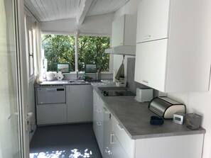Fridge, microwave, oven, stovetop - Cottage 'La Petite Cadenelle' with Private Pool, Wi-Fi and Air Conditioning (Eygalières)