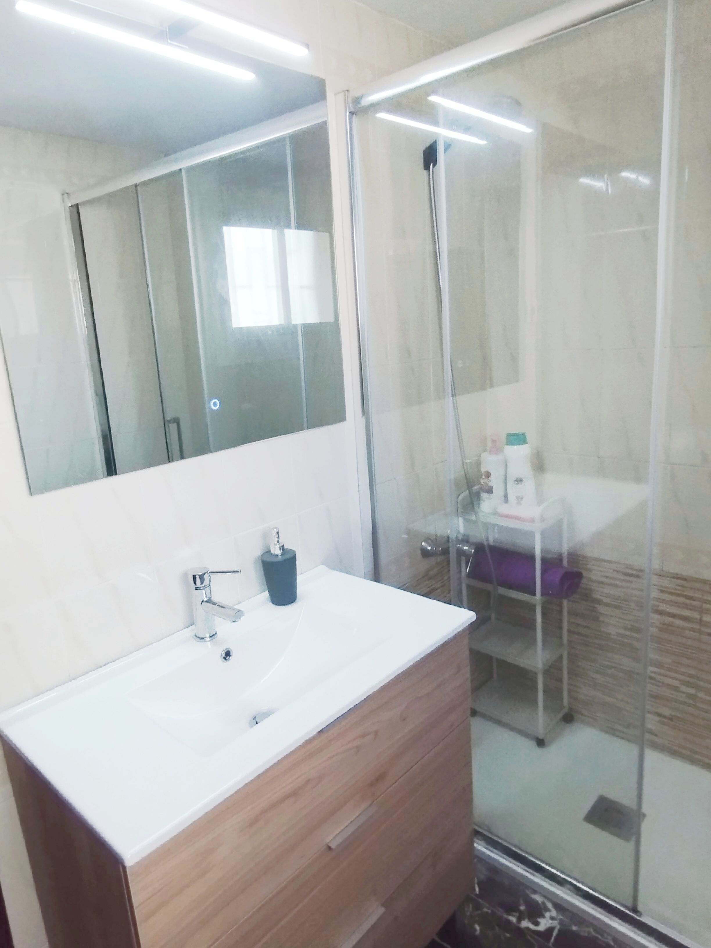 Sèche-cheveux, bidet, serviettes fournies, savon