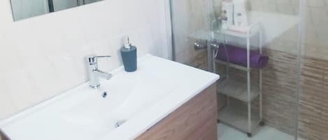 Haartrockner, Bidet, Handtücher, Seife