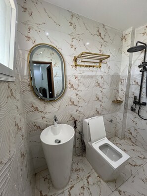 Suihku, ilmaiset hygieniatuotteet, saippua, sampoo