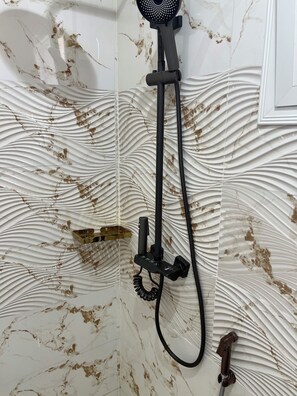 Kahden hengen deluxe-huone, kaupunkinäköala | Kylpyhuone | Suihku, ilmaiset hygieniatuotteet, saippua, sampoo