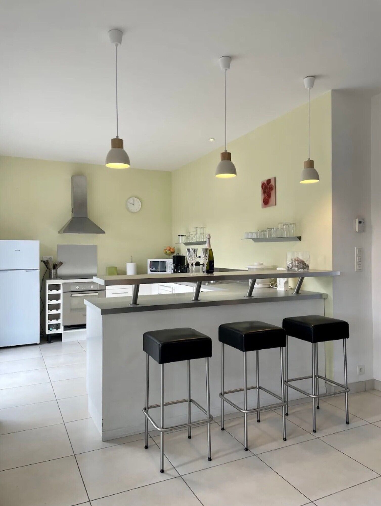 Geladeira, micro-ondas, fogão, cooktop