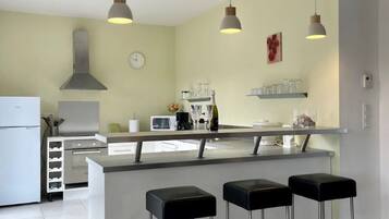 Geladeira, micro-ondas, fogão, cooktop