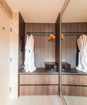 Deluxe Studio, Kitchenette | Interior