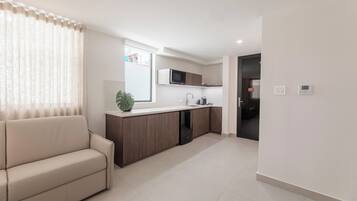 Habitación doble Deluxe de uso individual, cocineta | Interior