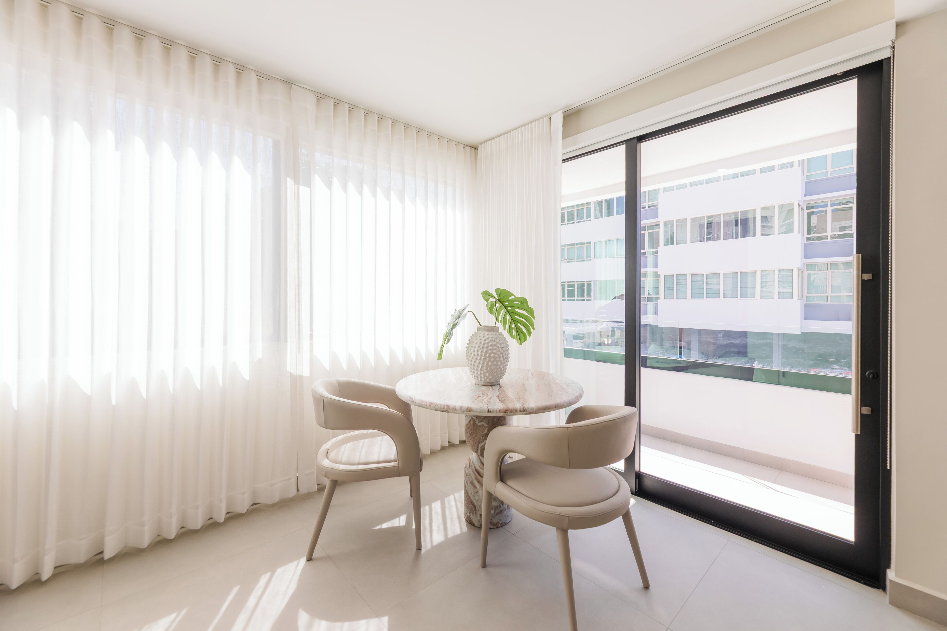 Deluxe Studio Suite, Kitchenette, City View | Dining