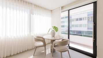 Deluxe Studio Suite, Kitchenette, City View | Dining