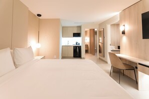 ดีลักซ์สตูดิโอ, ห้องครัวขนาดเล็ก | เครื่องนอนระดับพรีเมียม, เตียงพร้อมฟูกเสริมที่นอน, โต๊ะทำงาน