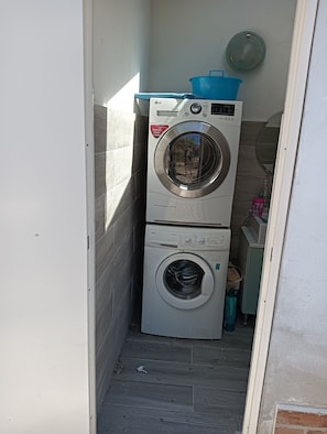 Interior - B&B FIORE, ONE BEDROOM APARTMENT, DUCATI AREA (Bologna)