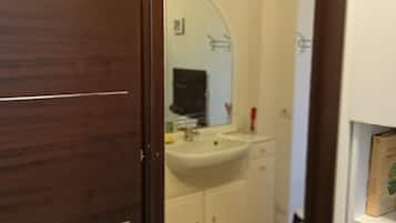 Haartrockner, Handtücher, Seife, Toilettenpapier