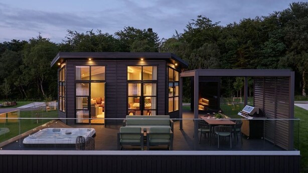 A modern house with a deck, a hot tub, and a covered outdoor area. - Wansfell, Whitbarrow (Penrith)