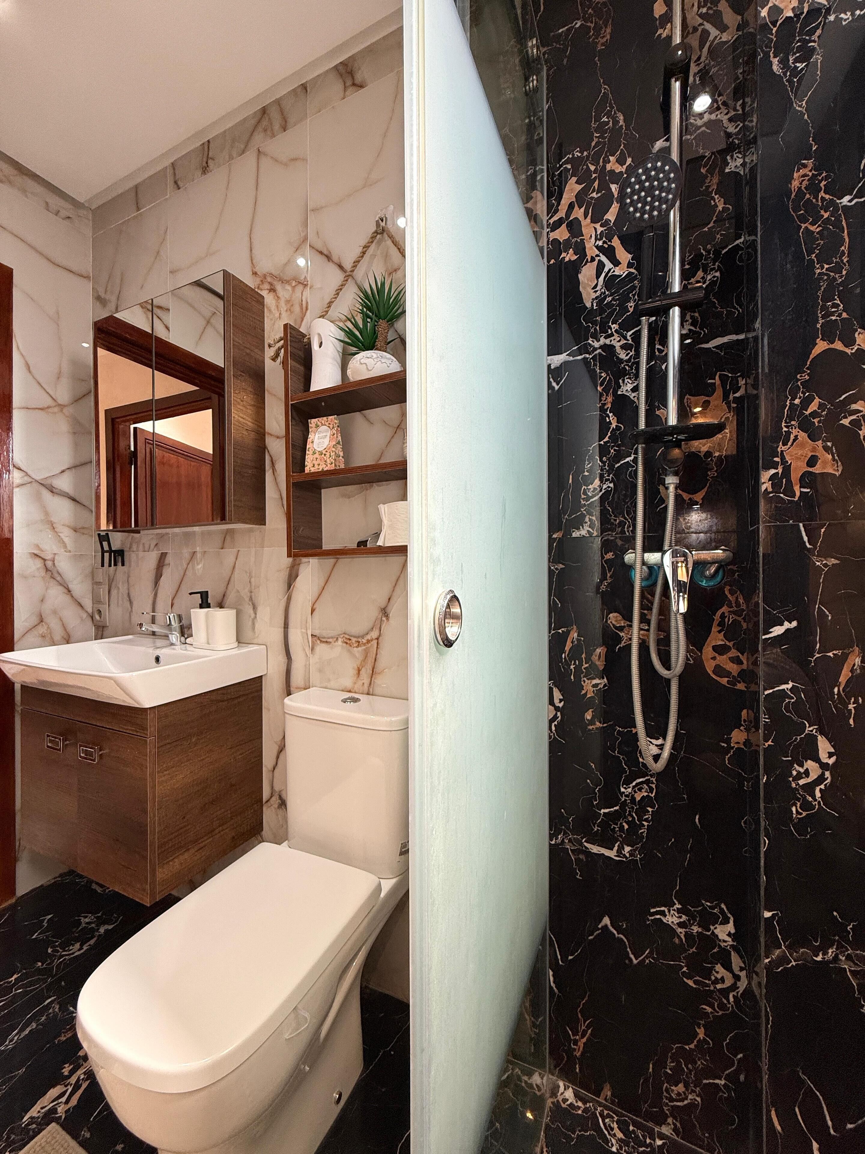 Sèche-cheveux, bidet, serviettes fournies, savon