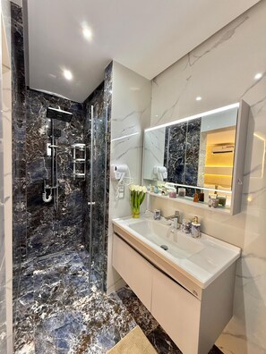 Hair dryer, bidet, towels, soap - 5 minutes from the Guilez! Villa with heated swimming pool, ideal for families. (Marrakech)