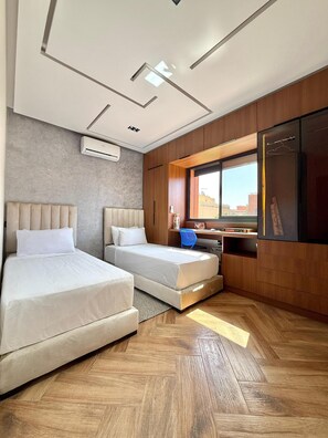 4 bedrooms, iron/ironing board, WiFi, bed sheets