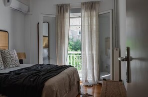 2 bedrooms, WiFi, bed sheets - Urban Comfort - 2BR Apartment in Koukaki (Athina)
