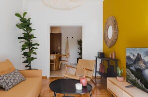 Living area - Urban Comfort - 2BR Apartment in Koukaki (Athina)