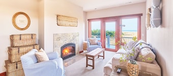 NEW! Hot Tub, OCEANFRONT, Fire Pit, Dogs Ok (SOFO)