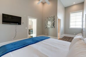 Iron/ironing board, travel cot, WiFi, bed sheets - The Sanctuary Historic Church|King Bed | East Nash (Nashville)