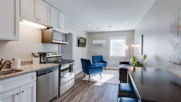 Een koelkast, een magnetron, een oven, een kookplaat