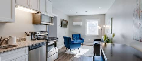 Réfrigérateur, micro-ondes, four, plaque de cuisson