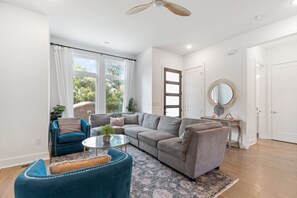 TV - The Prince Pad King Suite + Bunk Suite | 2.5 Baths (Nashville)