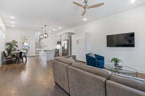 TV - The Prince Pad King Suite + Bunk Suite | 2.5 Baths (Nashville)