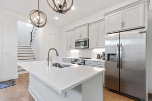 Fridge, microwave, oven, stovetop - The Prince Pad King Suite + Bunk Suite | 2.5 Baths (Nashville)